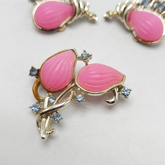 Vintage Gold Tone Pink Molded Lucite Blue Rhinestone Brooch Earrings Set - Picture 4 of 7